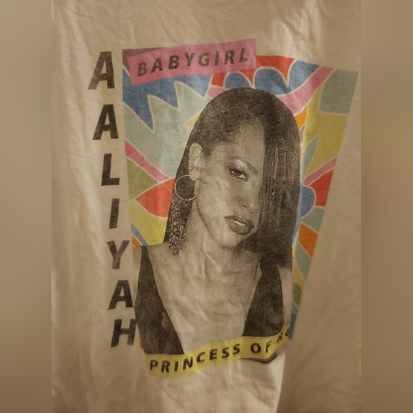 Crop top , size xxl , white w logo of alliyah - Picture 5 of 5